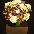 SPHERE EN BOIS PIQUEE D'HORTENSIAS VERTS 
